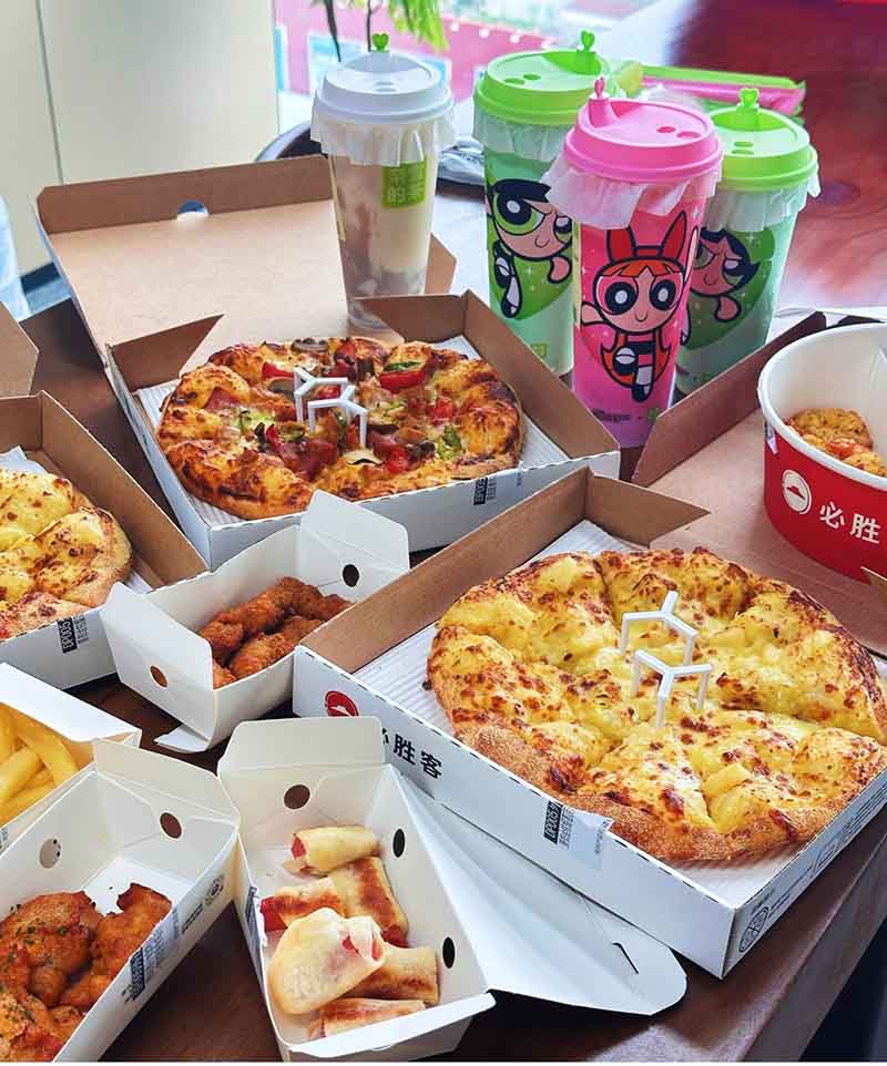 Menikmati Minum Petang dengan Piza dan Teh Buah